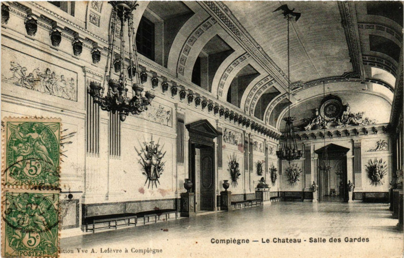 Carte postale ancienne Compiegne - Le Chateau - Salle des Gardes à Compiègne