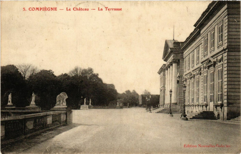 Carte postale ancienne Compiegne - Le Chateau - La Terrasse à Compiègne