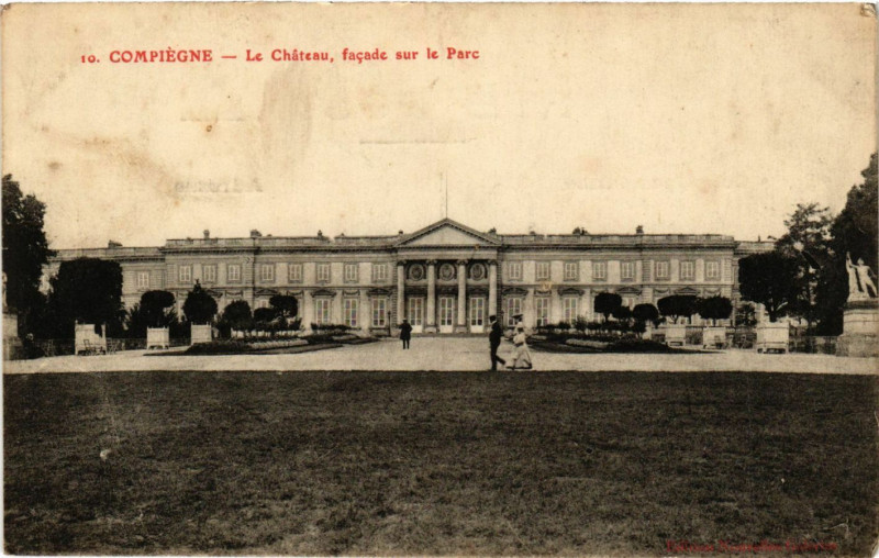Carte postale ancienne Compiegne - Le Chateau facade sur le Parc à Compiègne