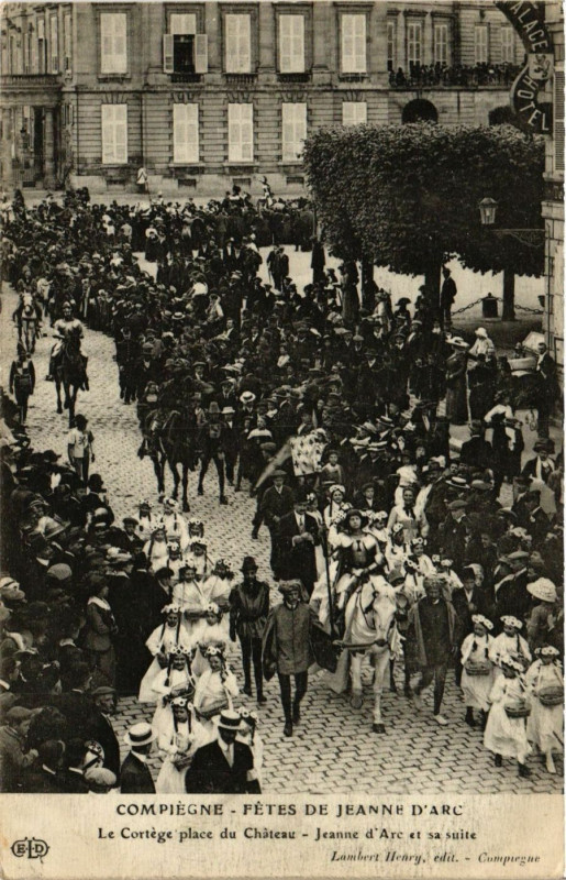 Carte postale ancienne Compiegne Fetes de Jeanne d'Arc Le Cortege place du Chateau ... à Compiègne