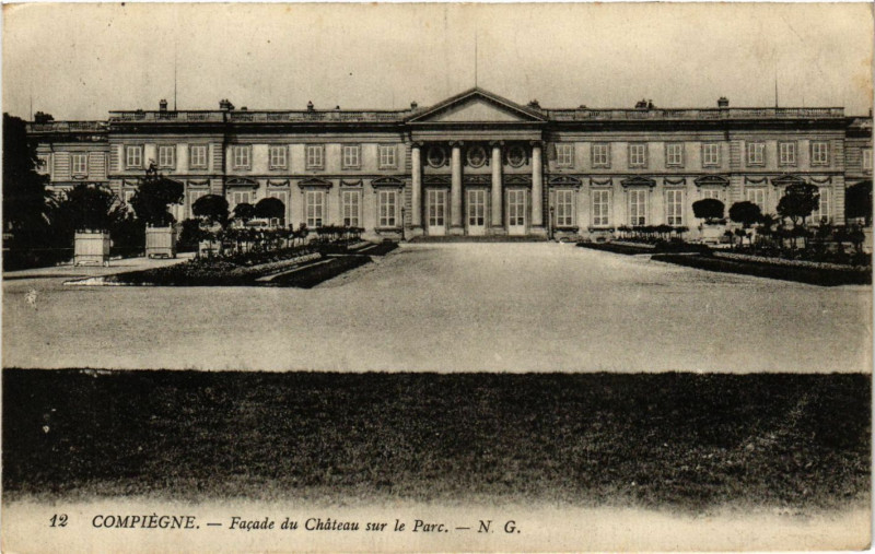 Carte postale ancienne Compiegne - Facade du Chateau sur le Parc à Compiègne