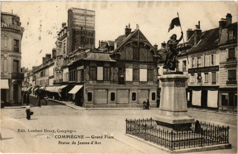 Carte postale ancienne Compiegne - Grand Place - Statue de Jeanne d'Arc à Compiègne