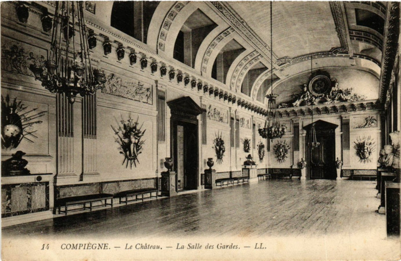 Carte postale ancienne Compiegne - Le Chateau - La Salle des Gardes à Compiègne