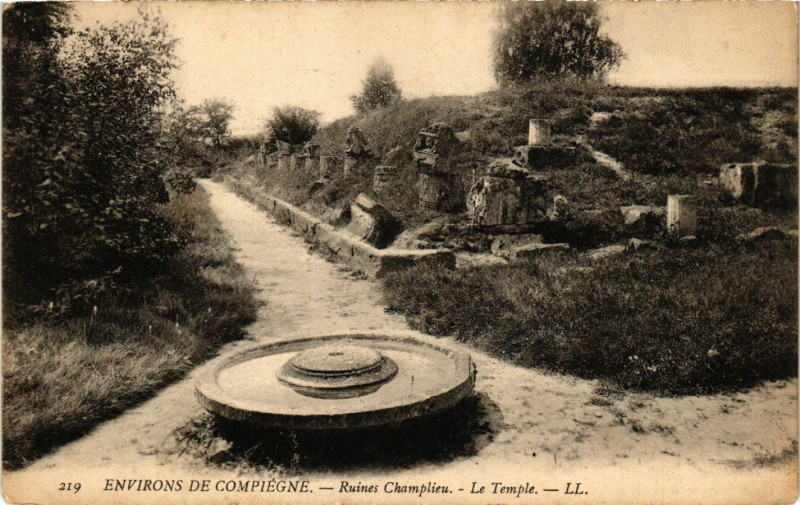 Carte postale ancienne Env. de Compiegne - Ruines Champlieuu - Le Temple à Compiègne