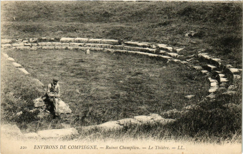 Carte postale ancienne Env. de Compiegne - Ruines Champlieu - Le Theatre à Compiègne