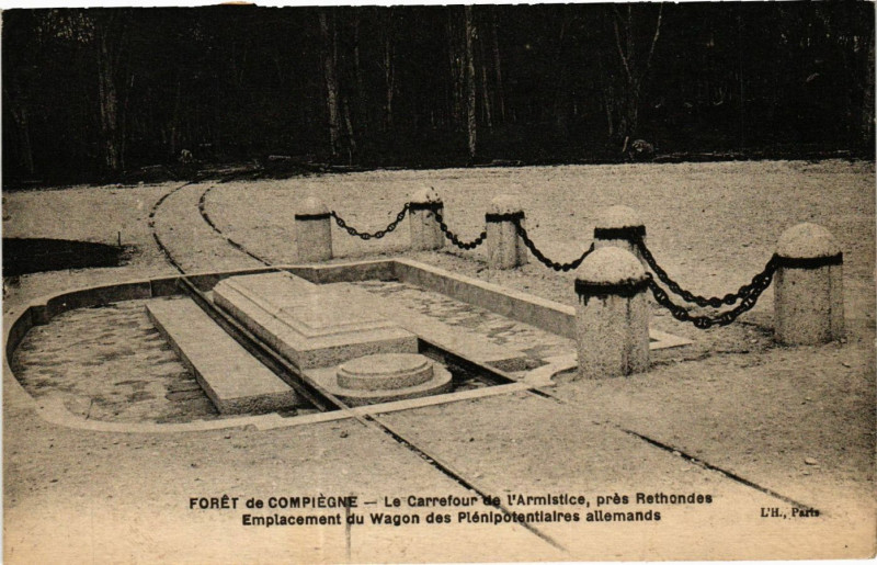 Carte postale ancienne Foret de Compiegne - Le Carrefour de l'Armistice pres Rethondes à Compiègne