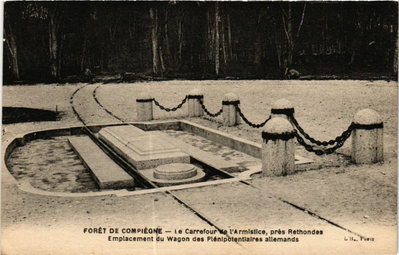 Carte postale ancienne Foret de Compiegne - Le Carrefour de l'Armistice pres Rethondes à Compiègne