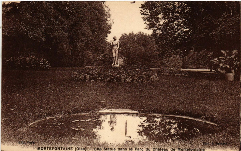 Carte postale ancienne Montdidier - Une Statue dans le Parc du Chateau de