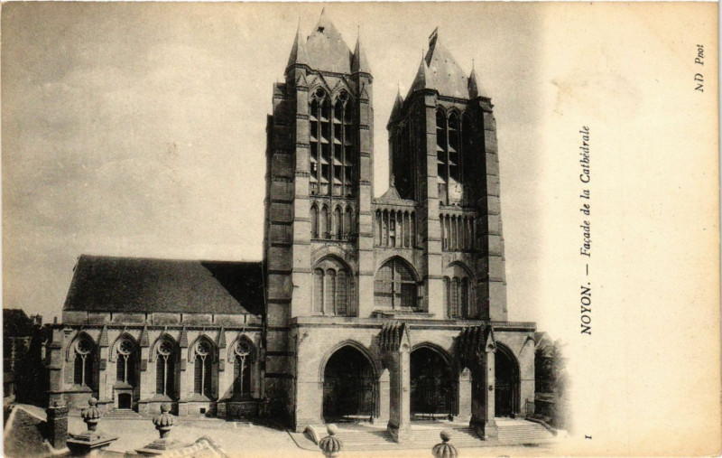 Carte postale ancienne Noyon - Facade de la Cathedrale à Noyon