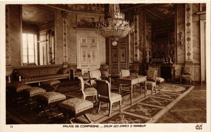 Carte postale ancienne Palais de Compiegne - Salon des Dames d'Honneur à Compiègne
