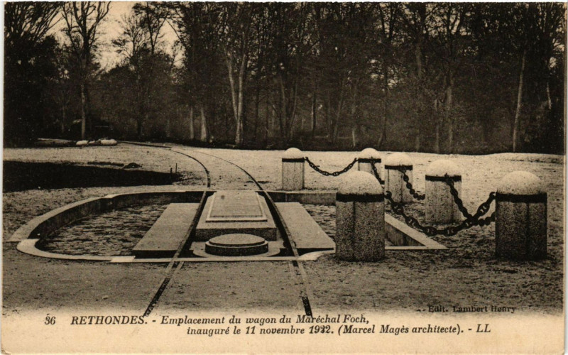 Carte postale ancienne Rethondes - Emplacement du wagon du Marechal Foch inaugure le 11 à Rethondes