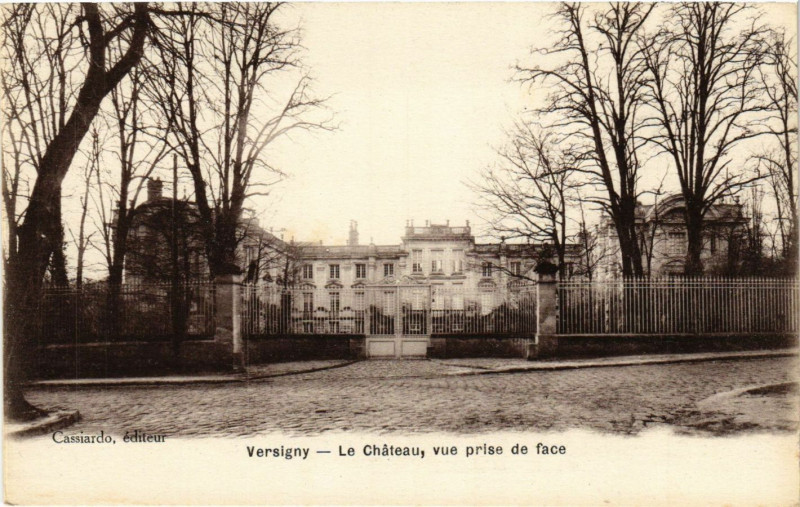 Carte postale ancienne Versigny - Le Chateau vue prise de face à Versigny
