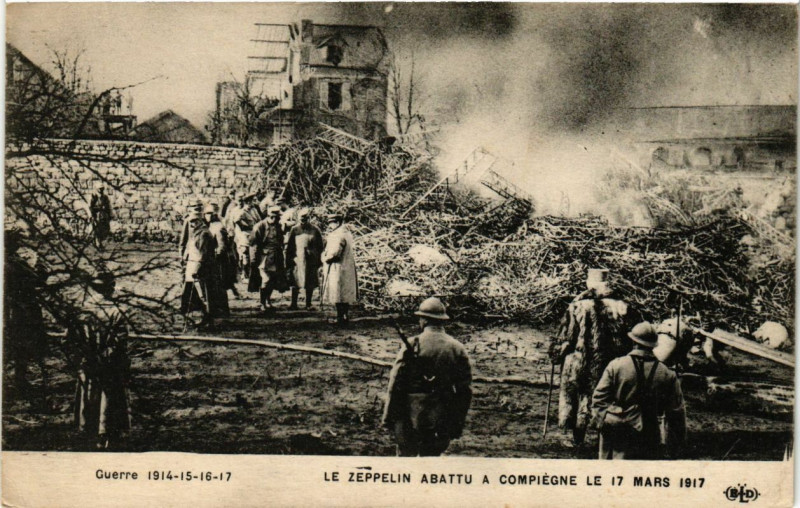 Carte postale ancienne Guerre 1914-17 Le Zeppelin abattu a Compiegne les 17 mars à Compiègne