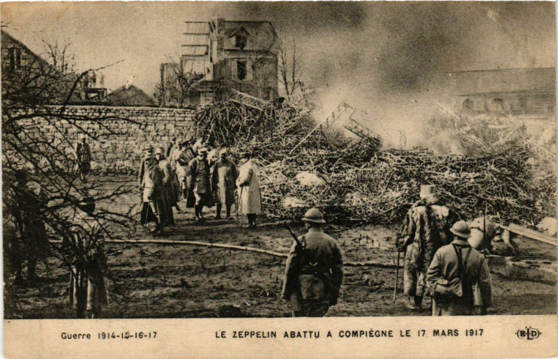 Carte postale ancienne Le Zeppelin abattu a Compiegne le 17 Mars 1917 à Compiègne