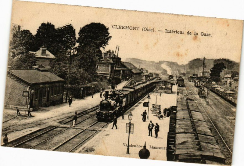 Carte postale ancienne Clermont - Interieur de la Gare à Clermont