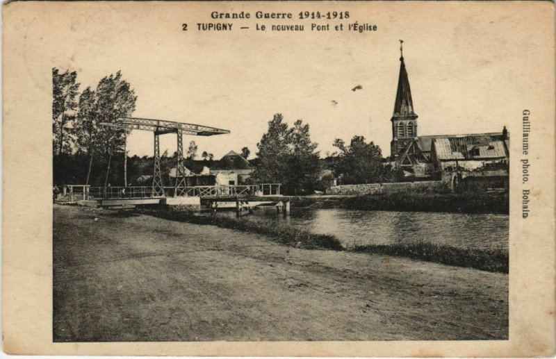 Carte postale ancienne Grande Guerre 1914 1918 Tupigny Le nouveau Pont et l'Eglise à Tupigny
