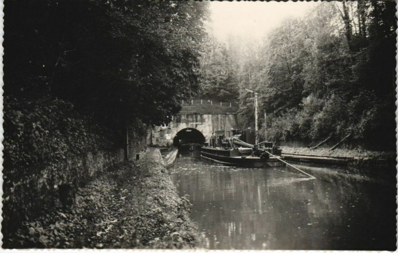 Carte postale ancienne Vendeuil Le Canal Suterrain à Vendeuil