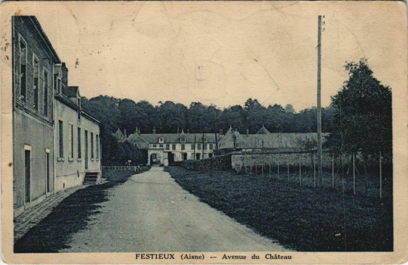 Carte postale ancienne Festieux Avenue du Chateau à Festieux