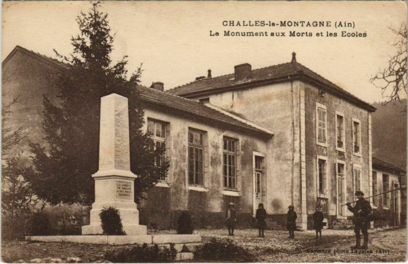Carte postale ancienne Challes la Montagne Le Monument aux et les Ecoles