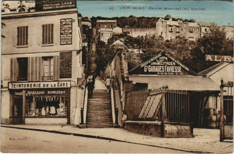 Carte postale ancienne Laon Escalier municipal à Laon