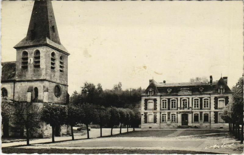 Carte postale ancienne Trosly Loire Place de l'Eglise et la Mairie à Trosly-Loire
