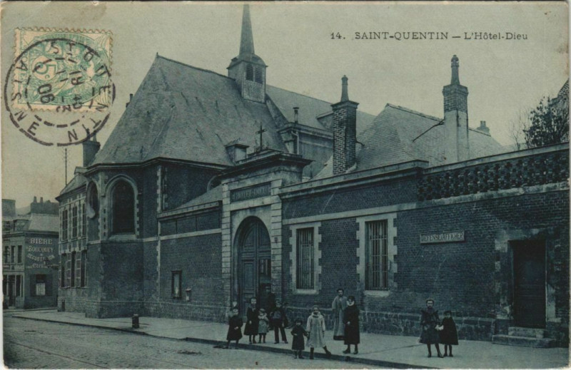 Carte postale ancienne Saint-Quentin L'Hotel Dieu à Saint-Quentin