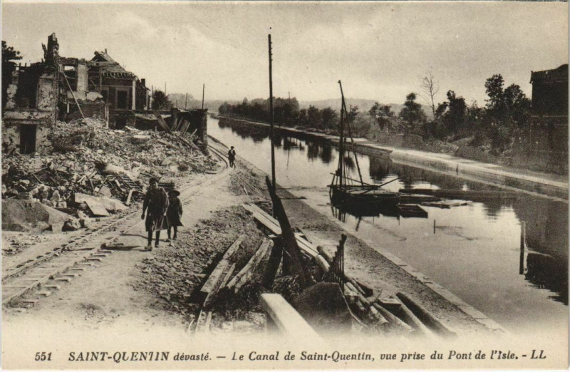 Carte postale ancienne Saint-Quentin devaste Le Canal de Saint-Quentin vue prise du Pont à Saint-Quentin