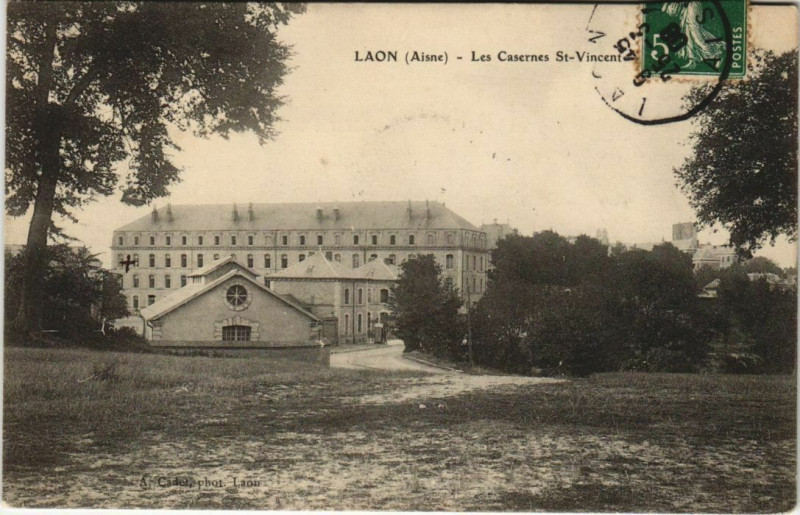 Carte postale ancienne Laon Les Casernes Saint-Vincent à Laon