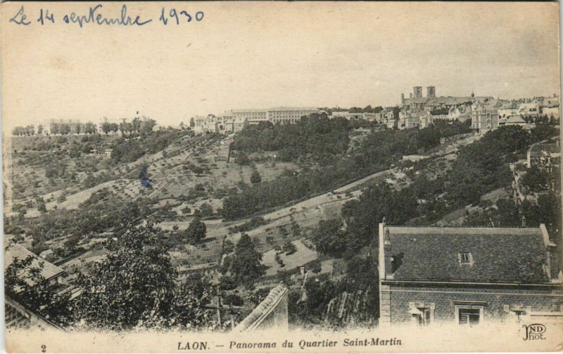 Carte postale ancienne Laon Panorama du Quartier Saint-Martin à Laon