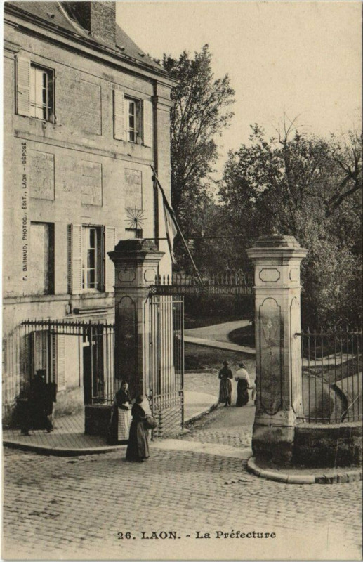Carte postale ancienne Laon La Préfecture à Laon