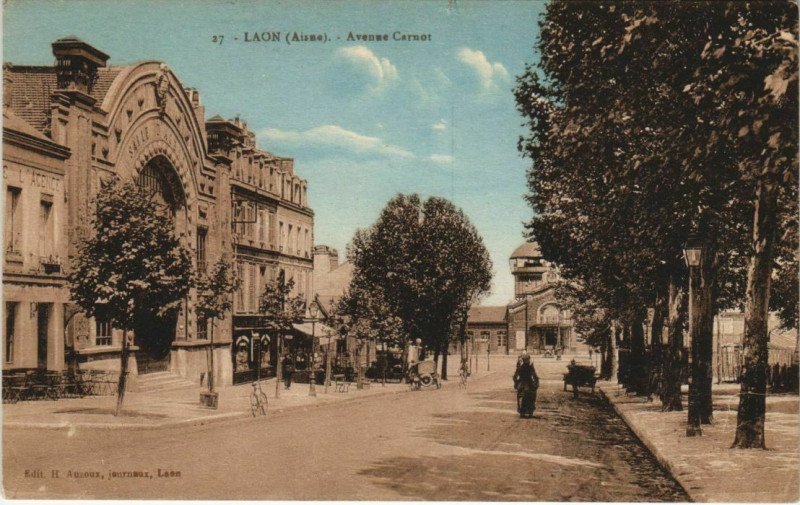 Carte postale ancienne Laon Avenue Carnot à Laon