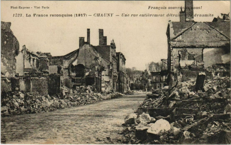 Carte postale ancienne Guerre Chauny Une rue à Chauny