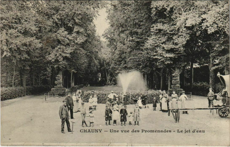 Carte postale ancienne Chauny Une vue des Promenades Le jet d'eau à Chauny