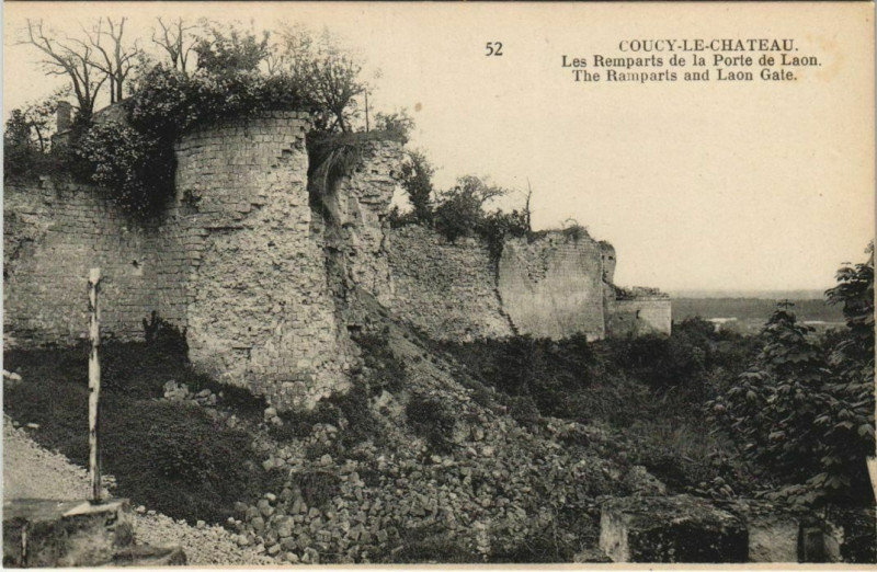 Carte postale ancienne Coucy-le-Chateau Les Remparts de la Porte de Laon à Laon