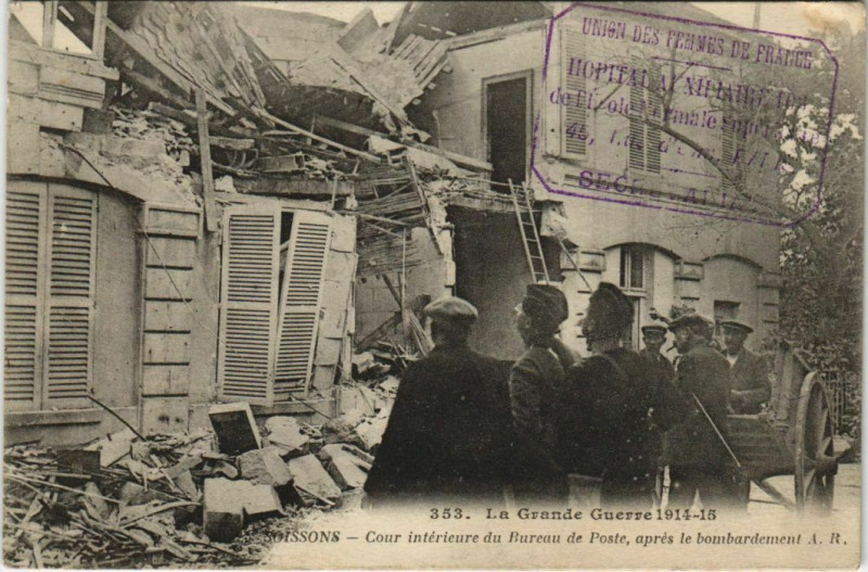 Carte postale ancienne Guerre Soissons Cour interieure de Bureau de Poste à Soissons