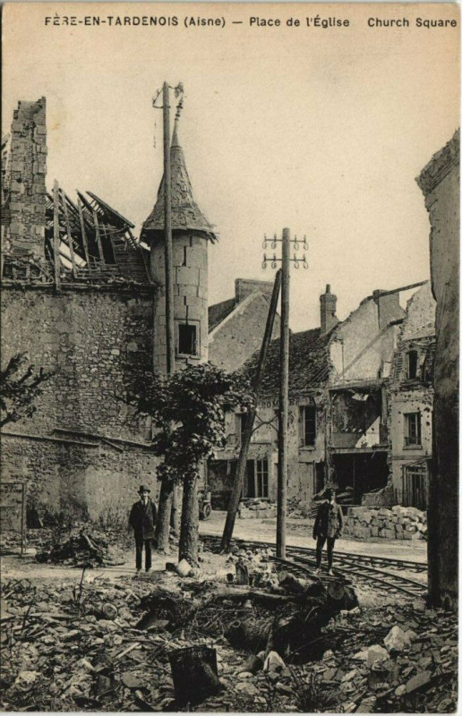 Carte postale ancienne Fere-En-Tardenois Place de l'eglise Cgurch Square à Fère-en-Tardenois