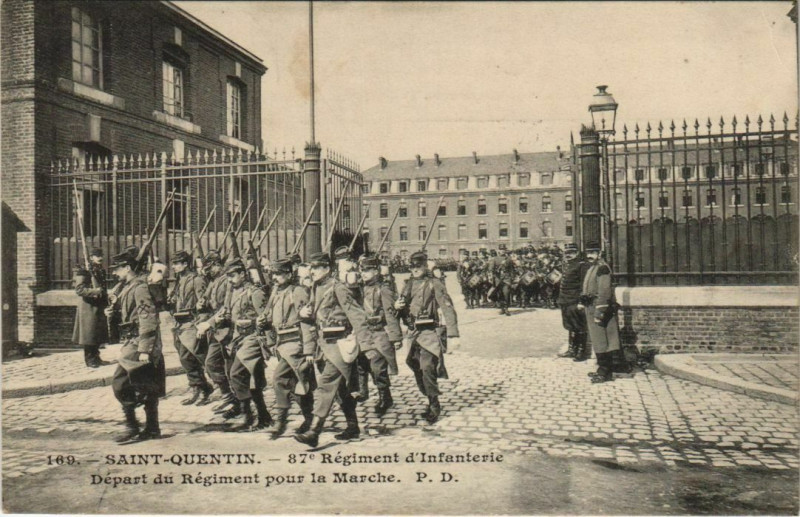 Carte postale ancienne Saint-Quentin 87 Regiment d'Infanterie Depart du Regiment à Saint-Quentin
