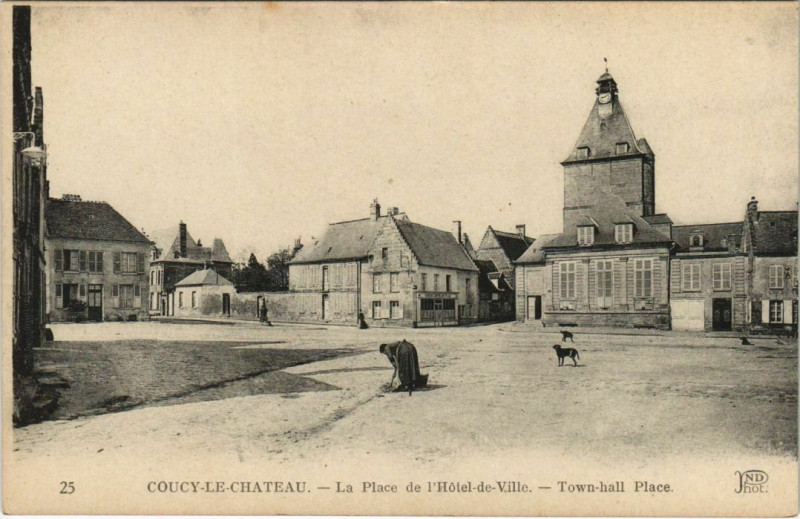 Carte postale ancienne Coucy-le-Chateau La Place de l'Hotel de Ville Town hall Place