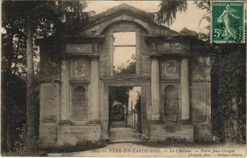 Carte postale ancienne Fere-En-Tardenois La Chateau Porte Jean Goujon à Fère-en-Tardenois