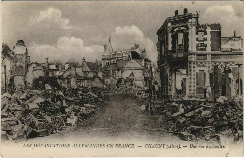 Carte postale ancienne Guerre Chauny Une rue à Chauny