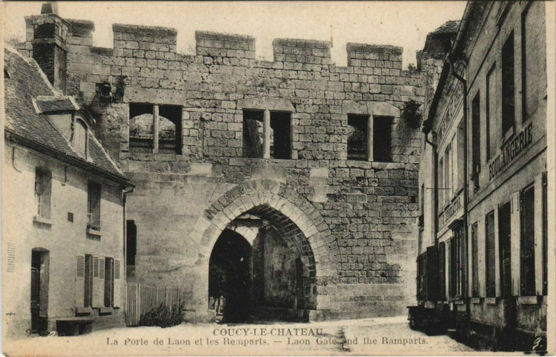 Carte postale ancienne Coucy-le-Chateau La Porte de Laon et les Remparts à Laon