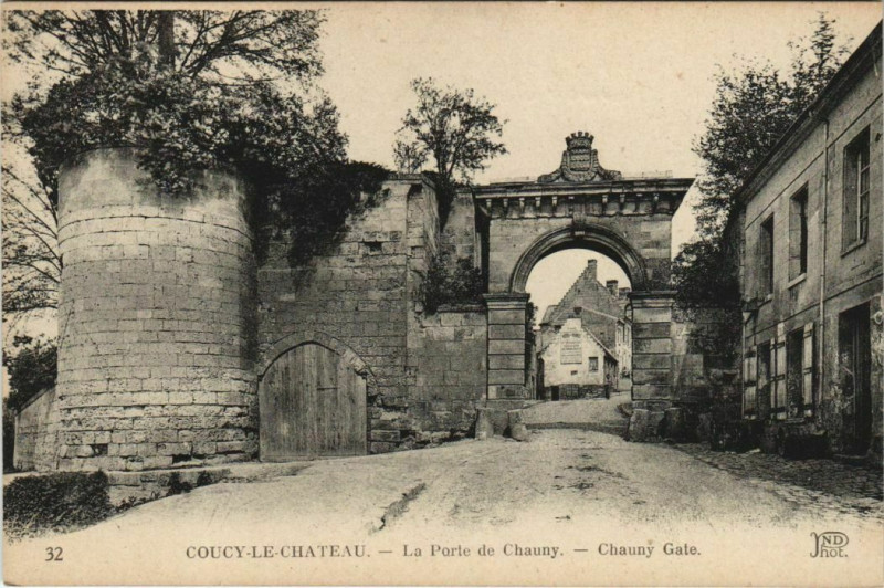 Carte postale ancienne Coucy-le-Chateau La Porte de Chauny Chauny Gate à Chauny