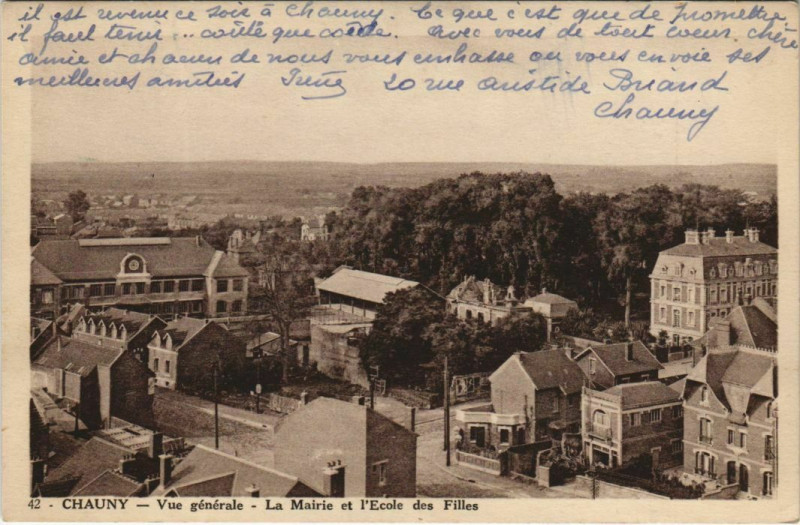 Carte postale ancienne Chauny Vue generale La Mairie et l'Ecole des Filles à Chauny