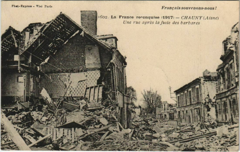 Carte postale ancienne Guerre Chauny Une rue à Chauny