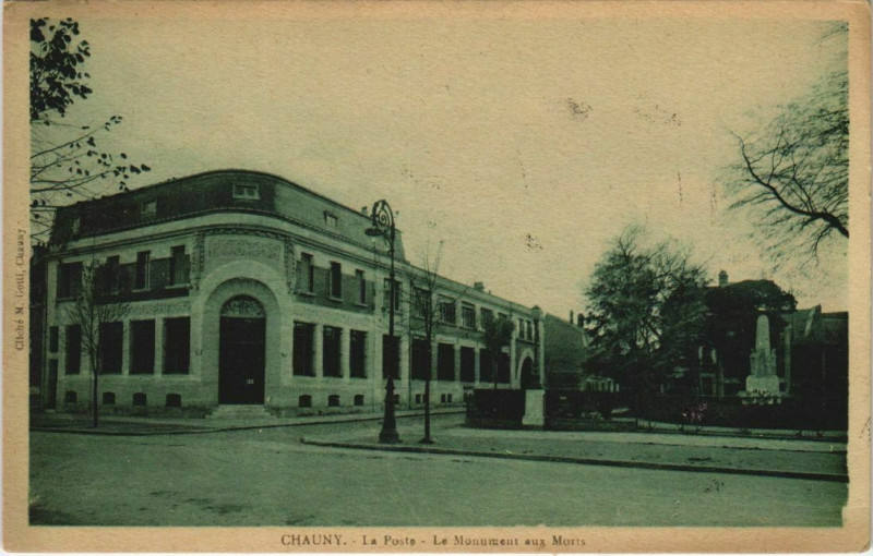 Carte postale ancienne Chauny Le Poste Le Monument aux Morts à Chauny