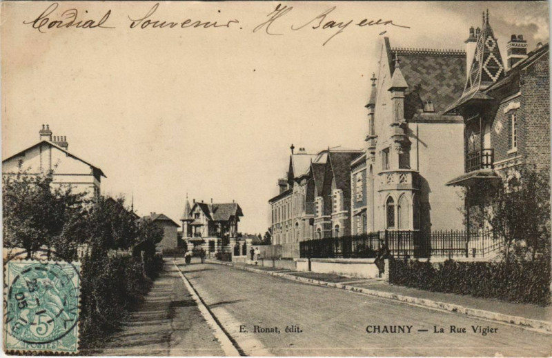 Carte postale ancienne Chauny La Rue Vigier à Chauny