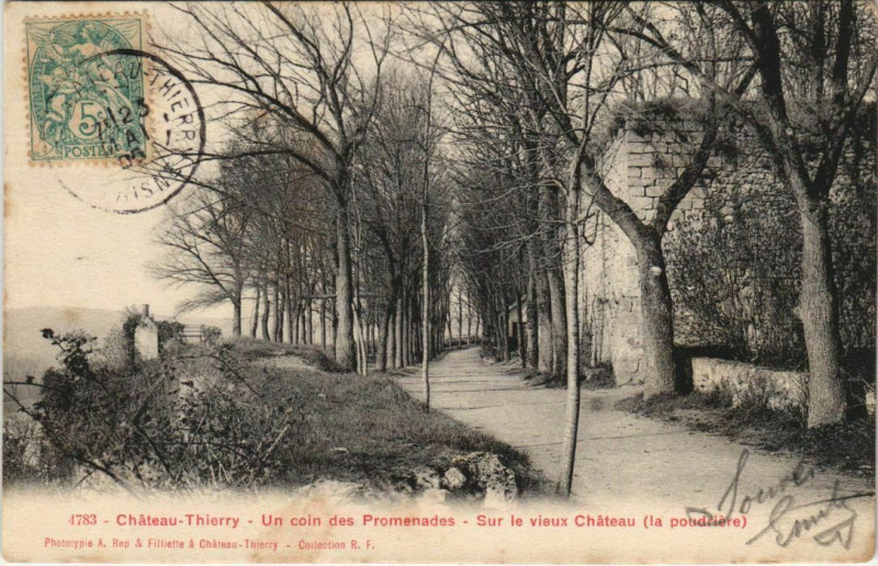 Carte postale ancienne Chateau-Thierry Un coin des Promenades Sur le vieux Chateau à Château-Thierry