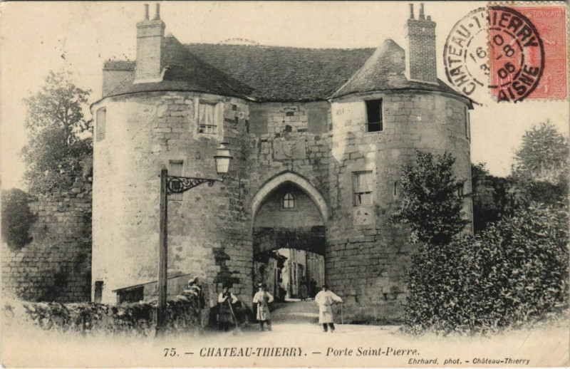 Carte postale ancienne Chateau-Thierry Porte Saint-Pierre à Château-Thierry