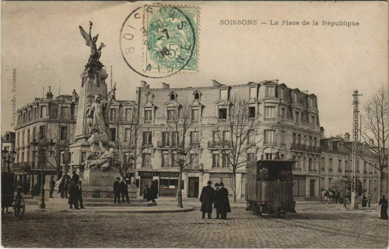 Carte postale ancienne Soissons La Place de la Republique à Soissons