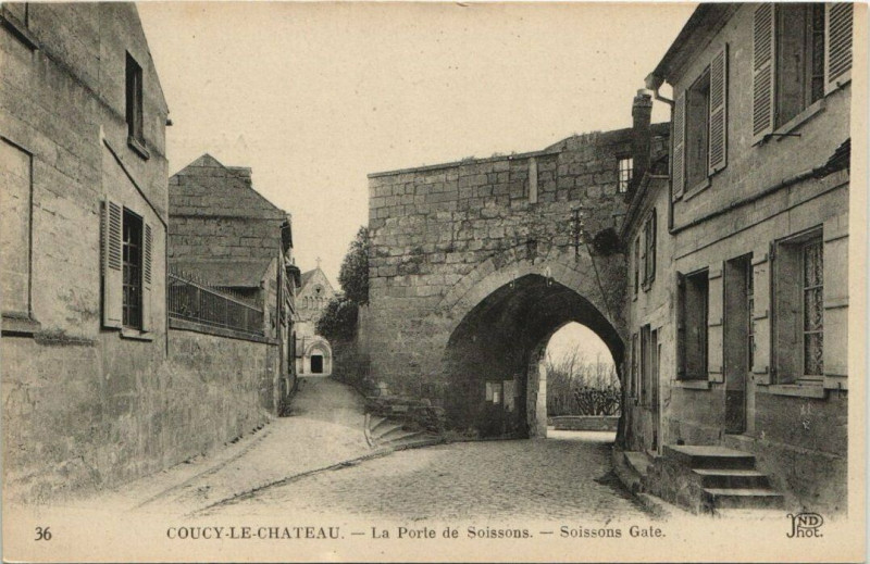 Carte postale ancienne Coucy-le-Chateau La Porte de Soissons Soissons Gate à Soissons